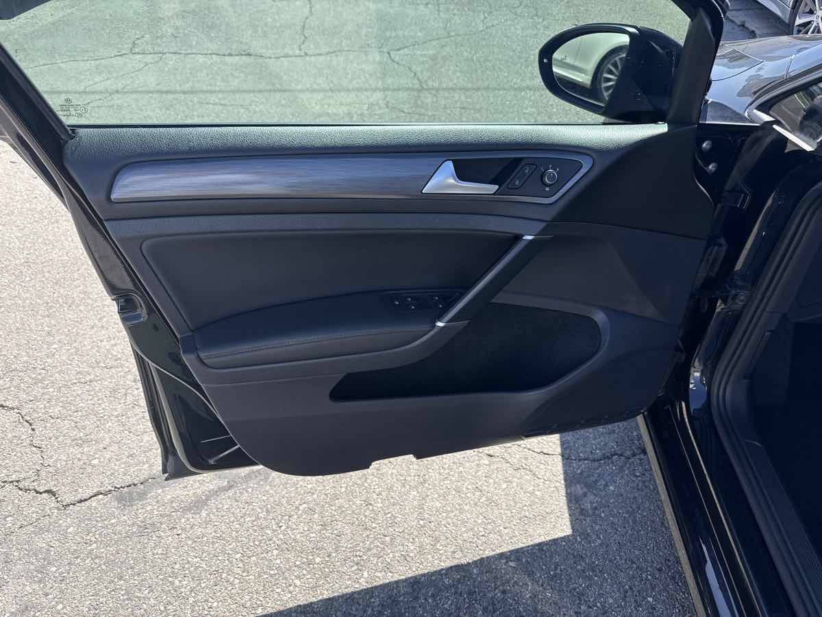 Used 2020 Volkswagen Golf 4-Door FWD image 11
