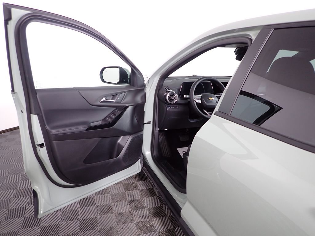 Used 2026 Chevrolet Equinox LT image 18