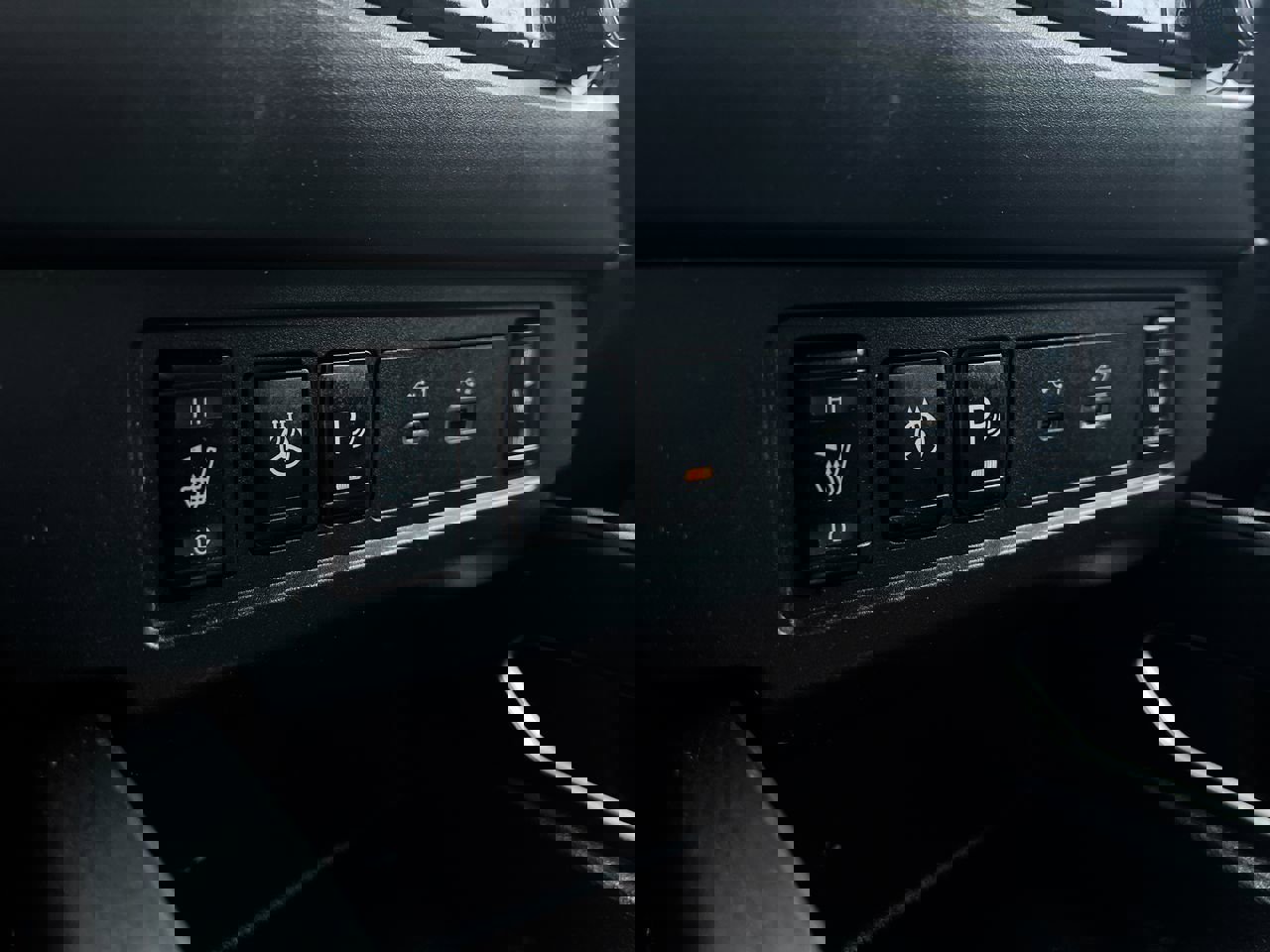 Used 2024 Nissan Frontier SV w/ SV Convenience Package image 26