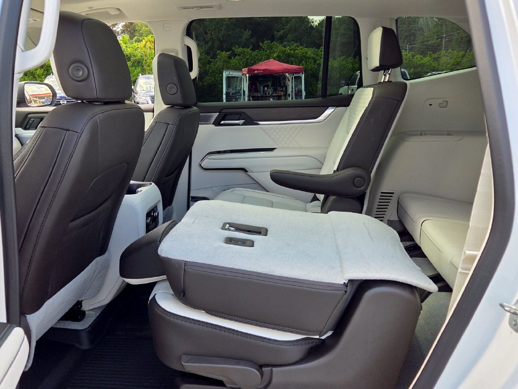 Certified 2025 GMC Acadia Denali w/ Super Cruise Package FWD image 4