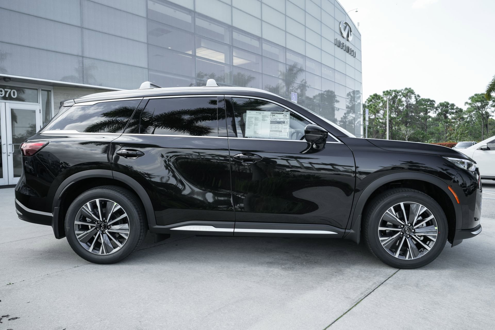 New 2026 INFINITI QX60 Luxe w/ Family Package image 23
