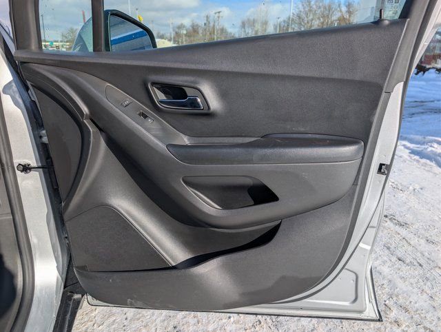 Used 2022 Chevrolet Trax LT w/ LT Convenience Package image 13