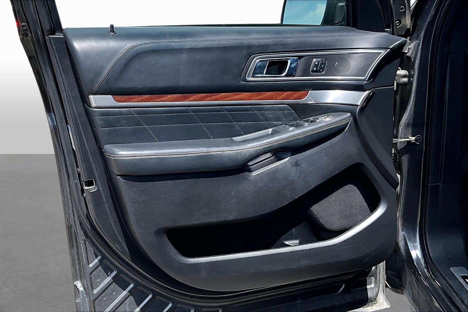 Used 2017 Ford Explorer Platinum AWD/4WD image 17