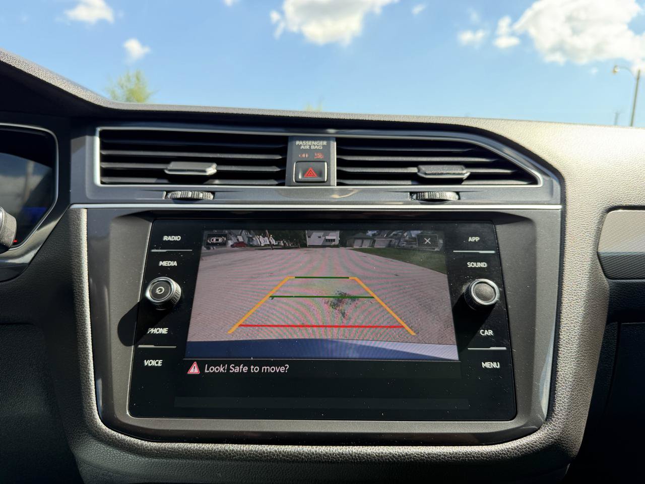 Used 2024 Volkswagen Tiguan SE w/ Panoramic Sunroof Package AWD/4WD image 13