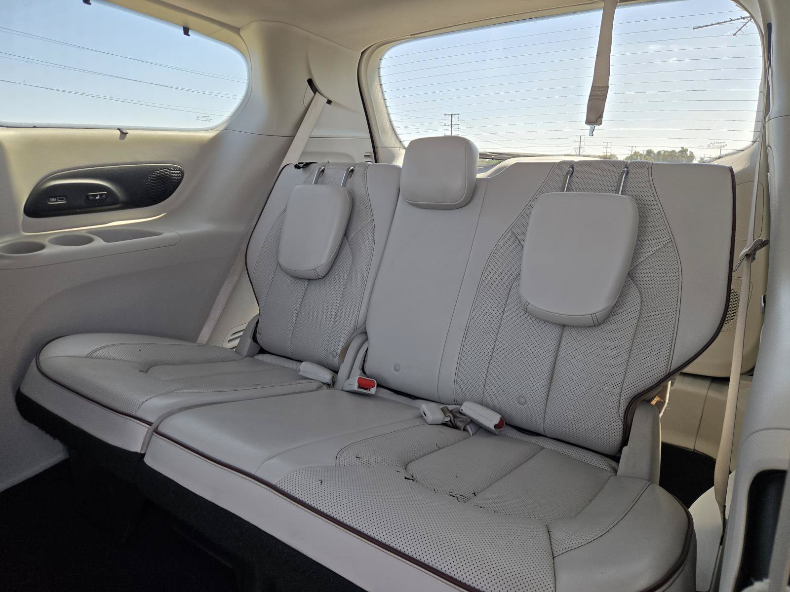 Used 2018 Chrysler Pacifica Limited w/ Tire & Wheel Group FWD image 27