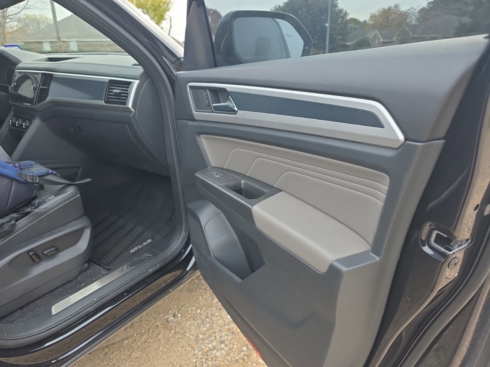 Used 2022 Volkswagen Atlas Cross Sport SEL R-Line image 12