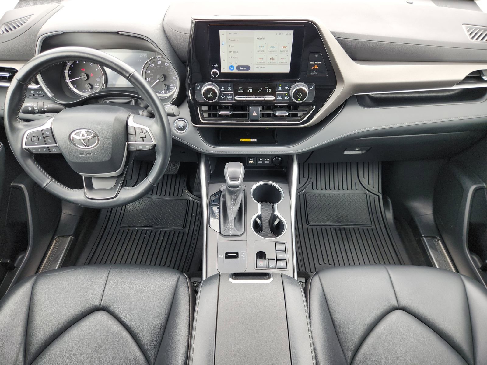 Used 2023 Toyota Highlander XLE FWD image 31