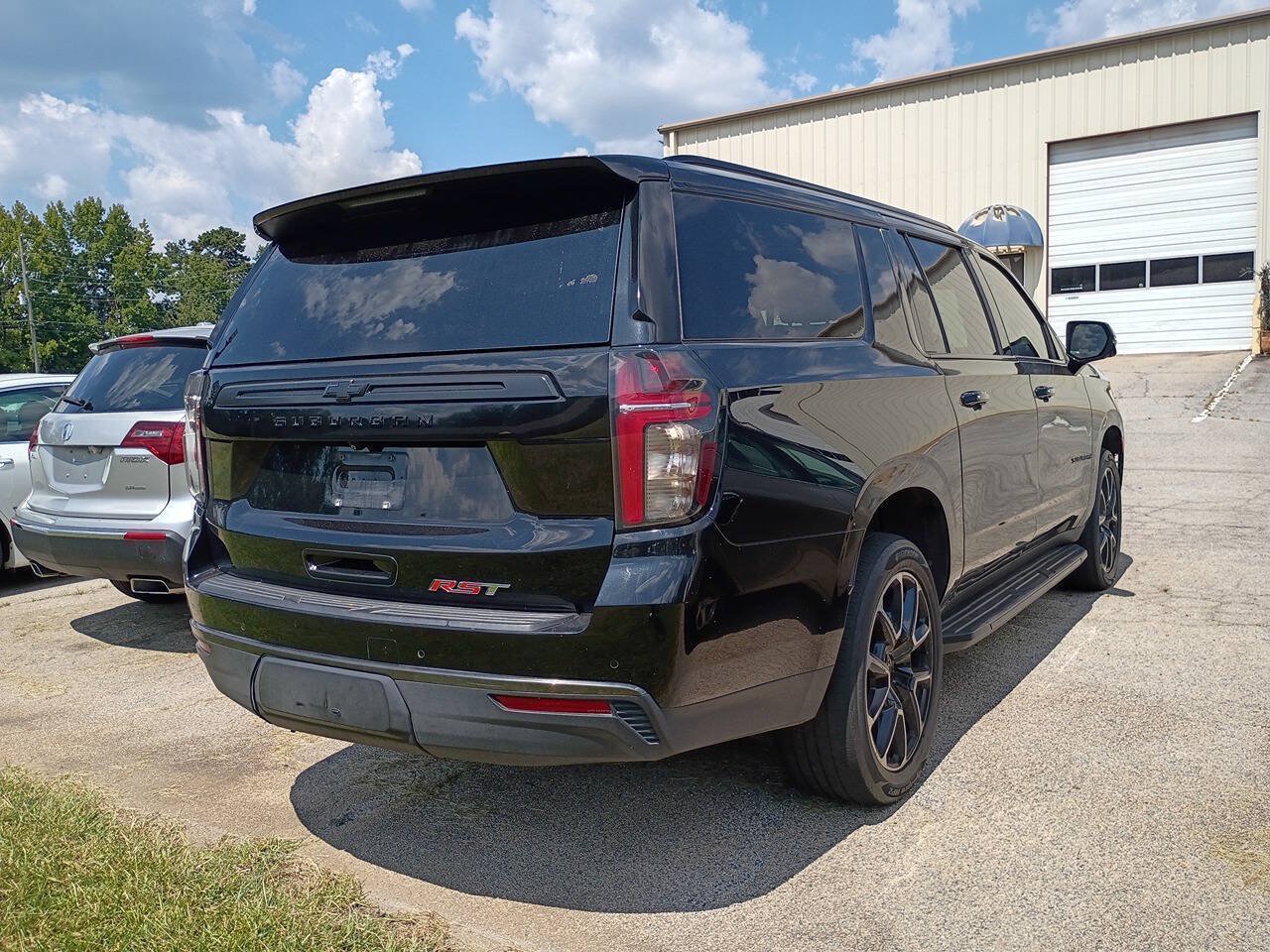 Used 2022 Chevrolet Suburban RST w/ Luxury Package RWD image 6