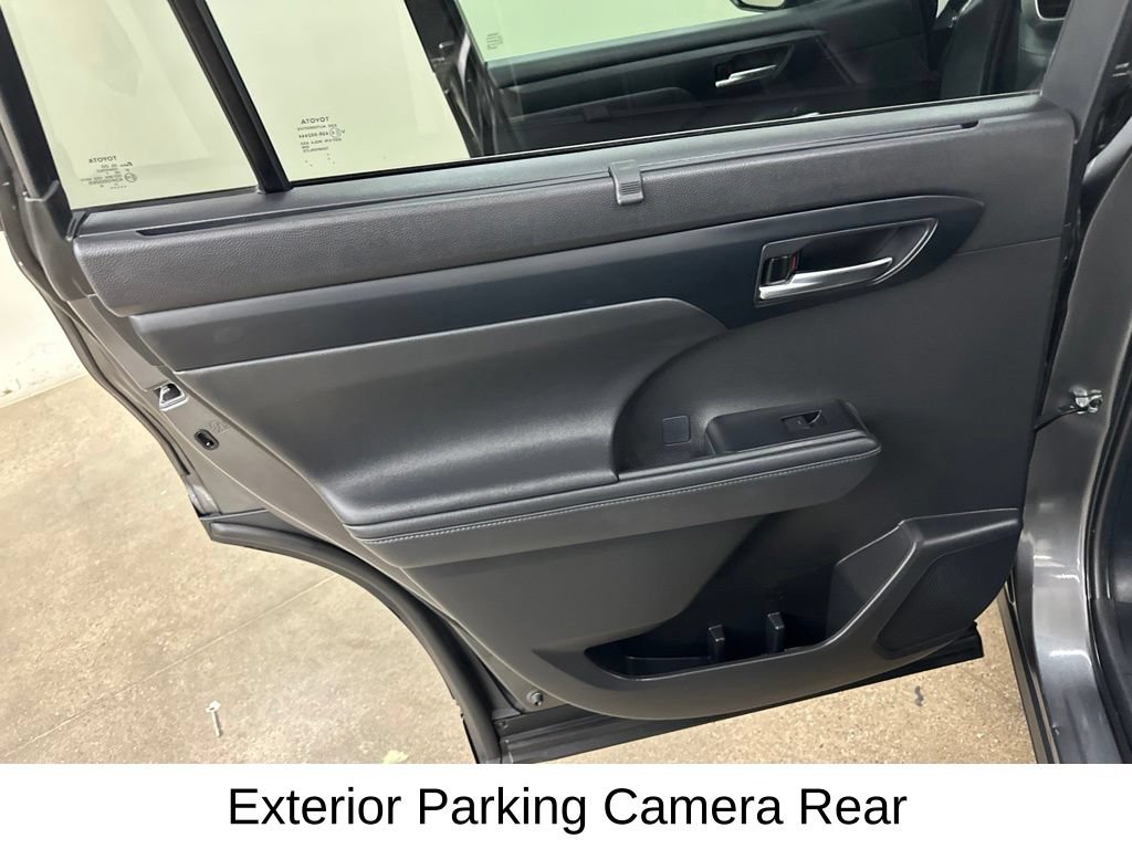 Used 2022 Toyota Highlander XLE FWD image 34