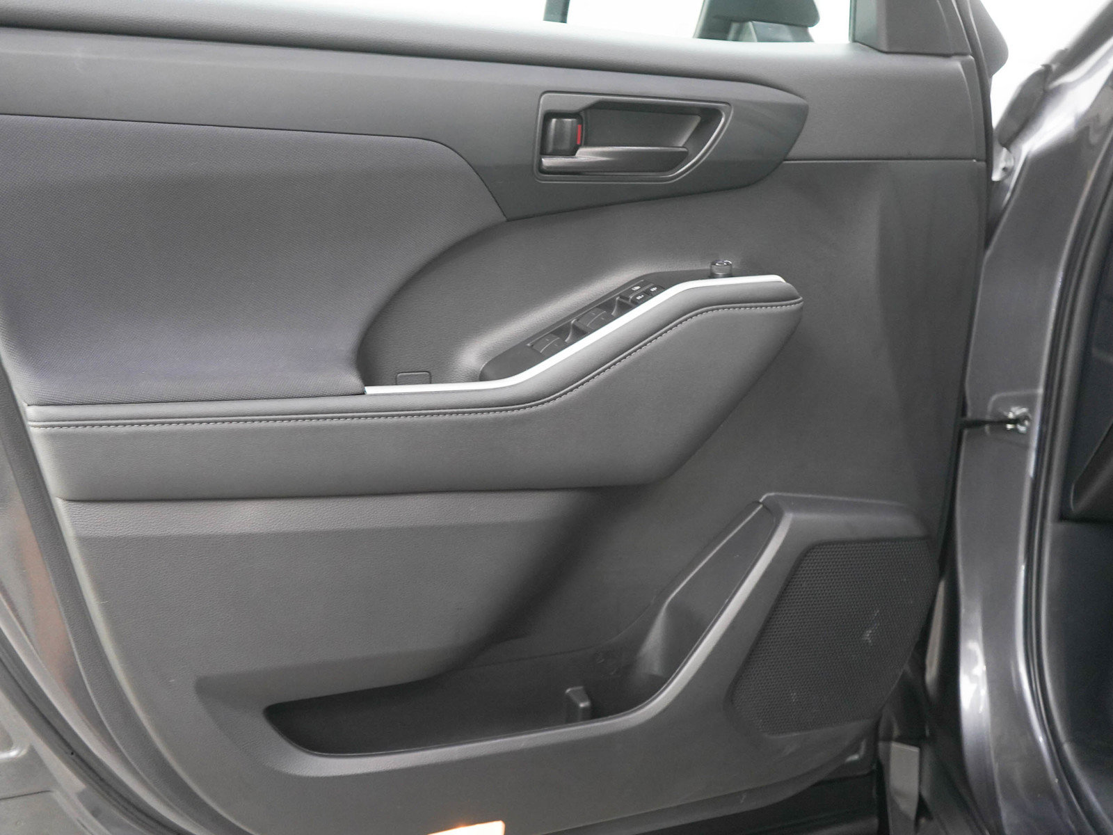 Used 2024 Toyota Highlander LE FWD image 19