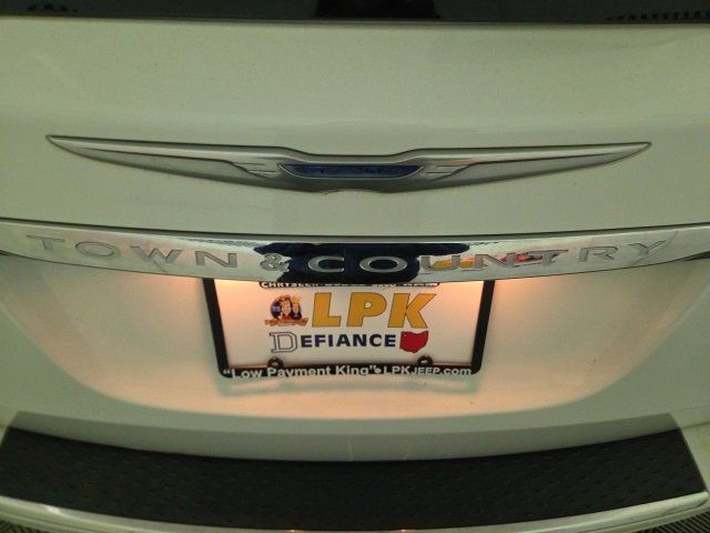 Used 2015 Chrysler Town & Country Touring image 54