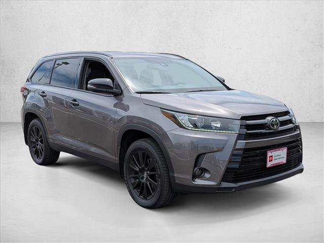 Used 2019 Toyota Highlander SE w/ Nightshade Edition AWD/4WD image 3