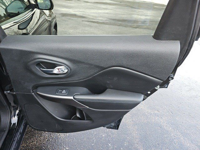 Used 2019 Jeep Cherokee Latitude Plus w/ Cold Weather Group image 17