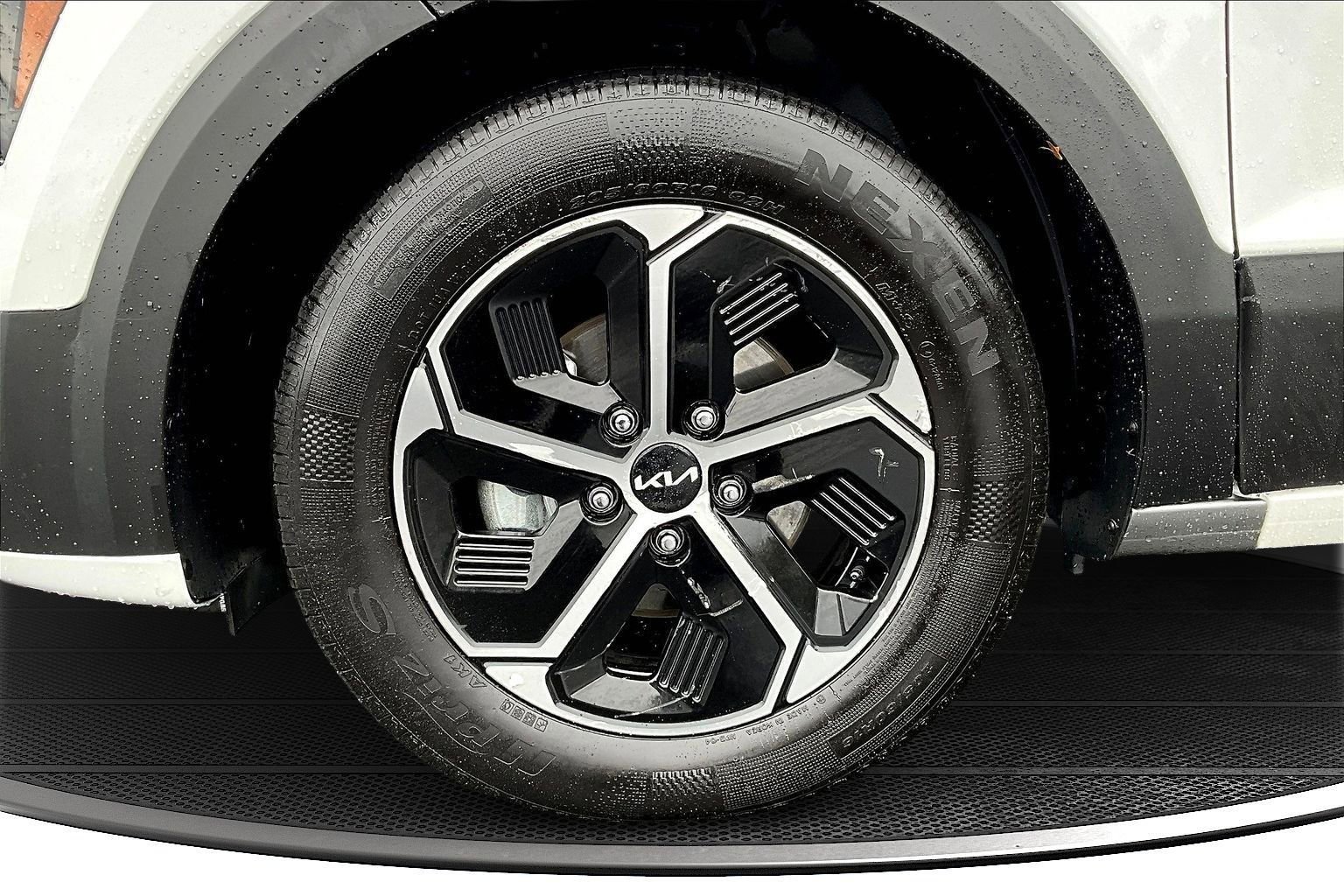 Used 2023 Kia Niro EX image 33