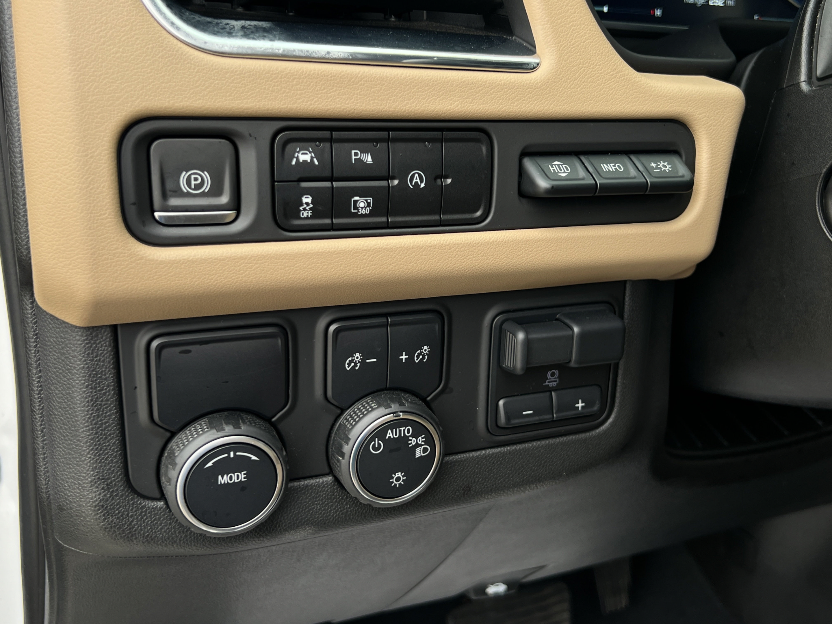 Used 2023 Chevrolet Suburban Premier w/ Premium Package RWD image 16