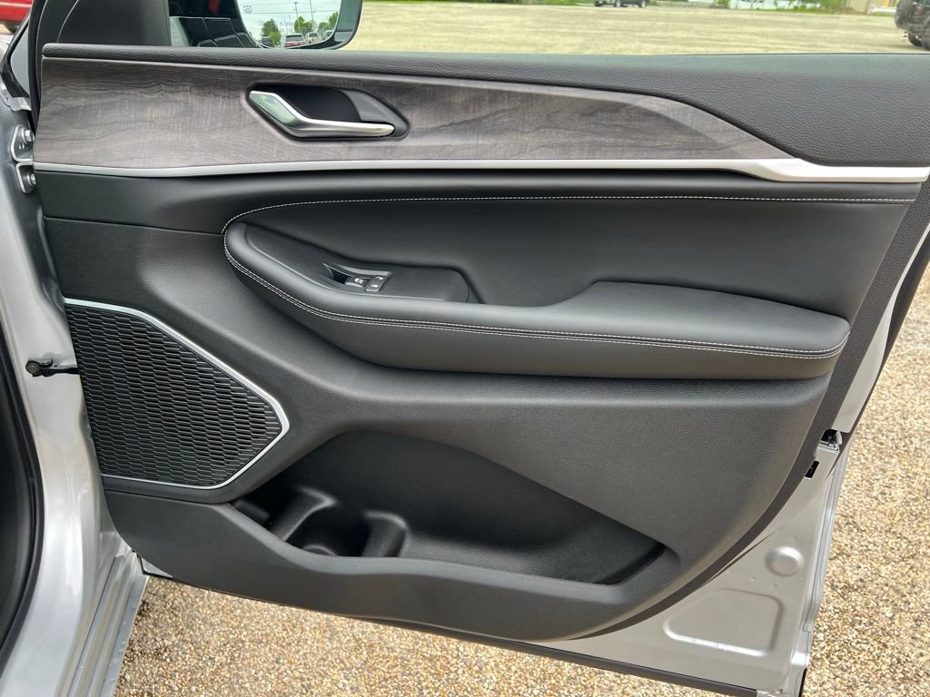 New 2026 Jeep Grand Cherokee L Limited AWD/4WD image 15