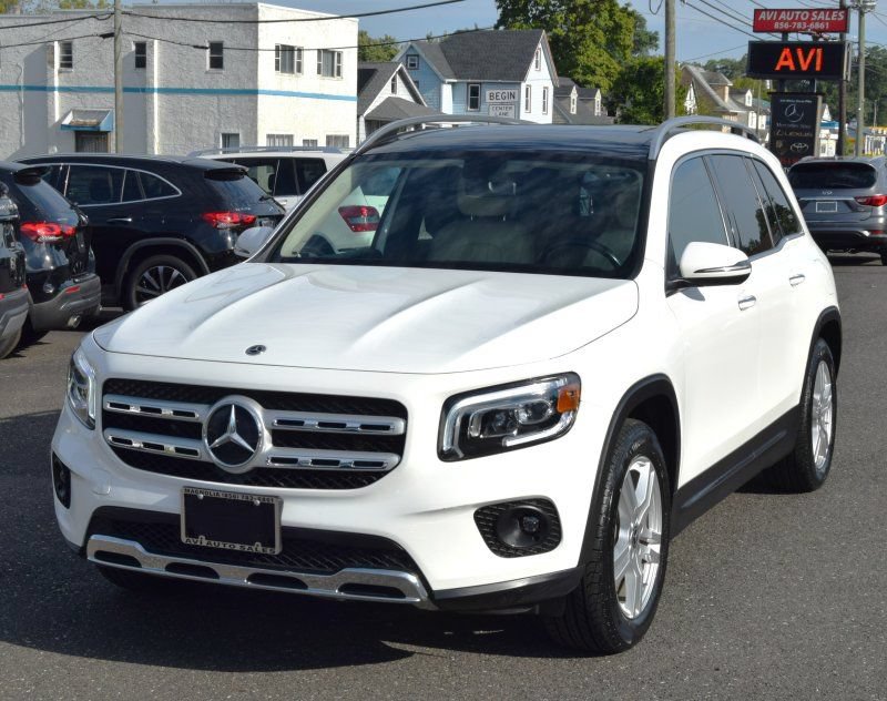 Used 2023 Mercedes-Benz GLB 250 4MATIC w/ Premium Package image 4