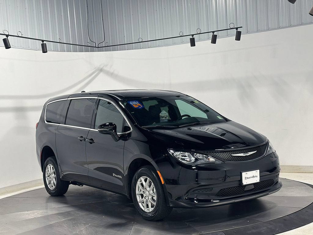 Used 2027 Chrysler Pacifica LX FWD image 4