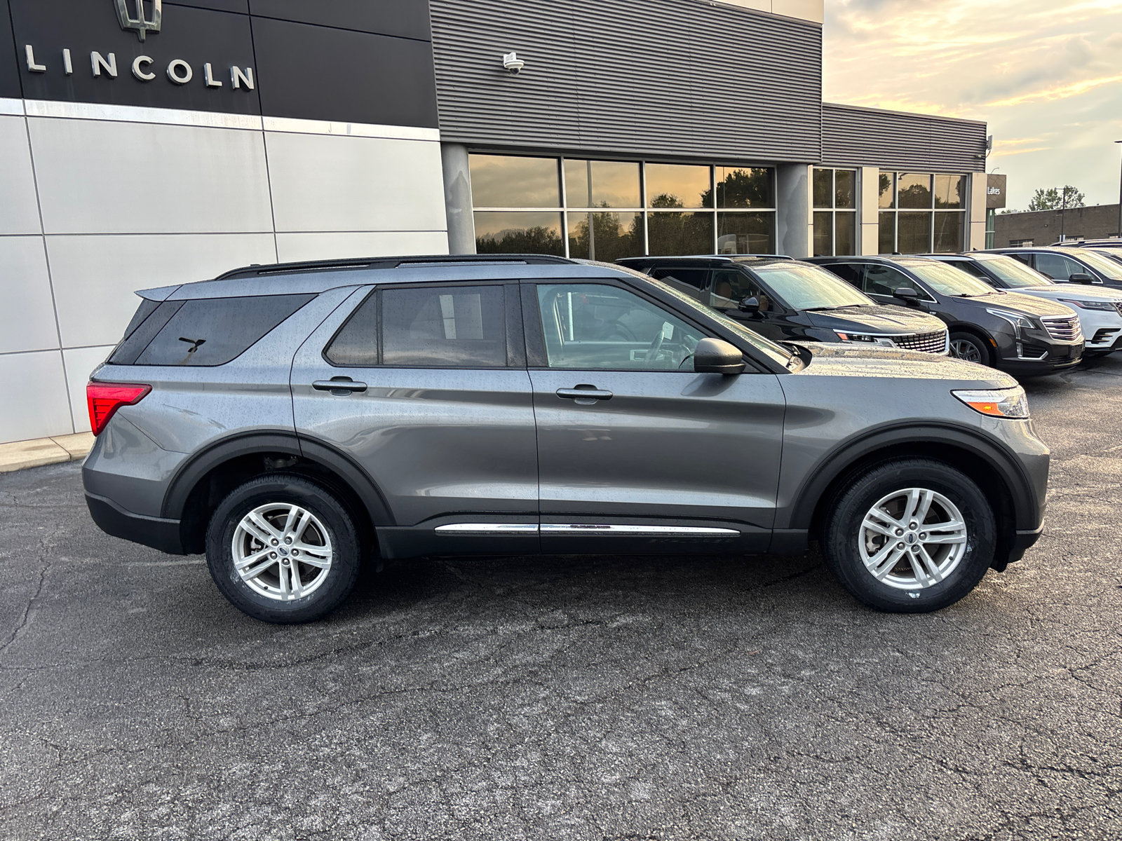 Used 2023 Ford Explorer XLT AWD/4WD image 8