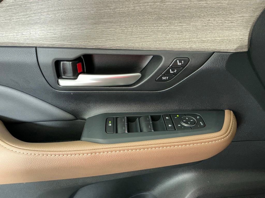 Used 2025 Toyota Grand Highlander AWD image 15