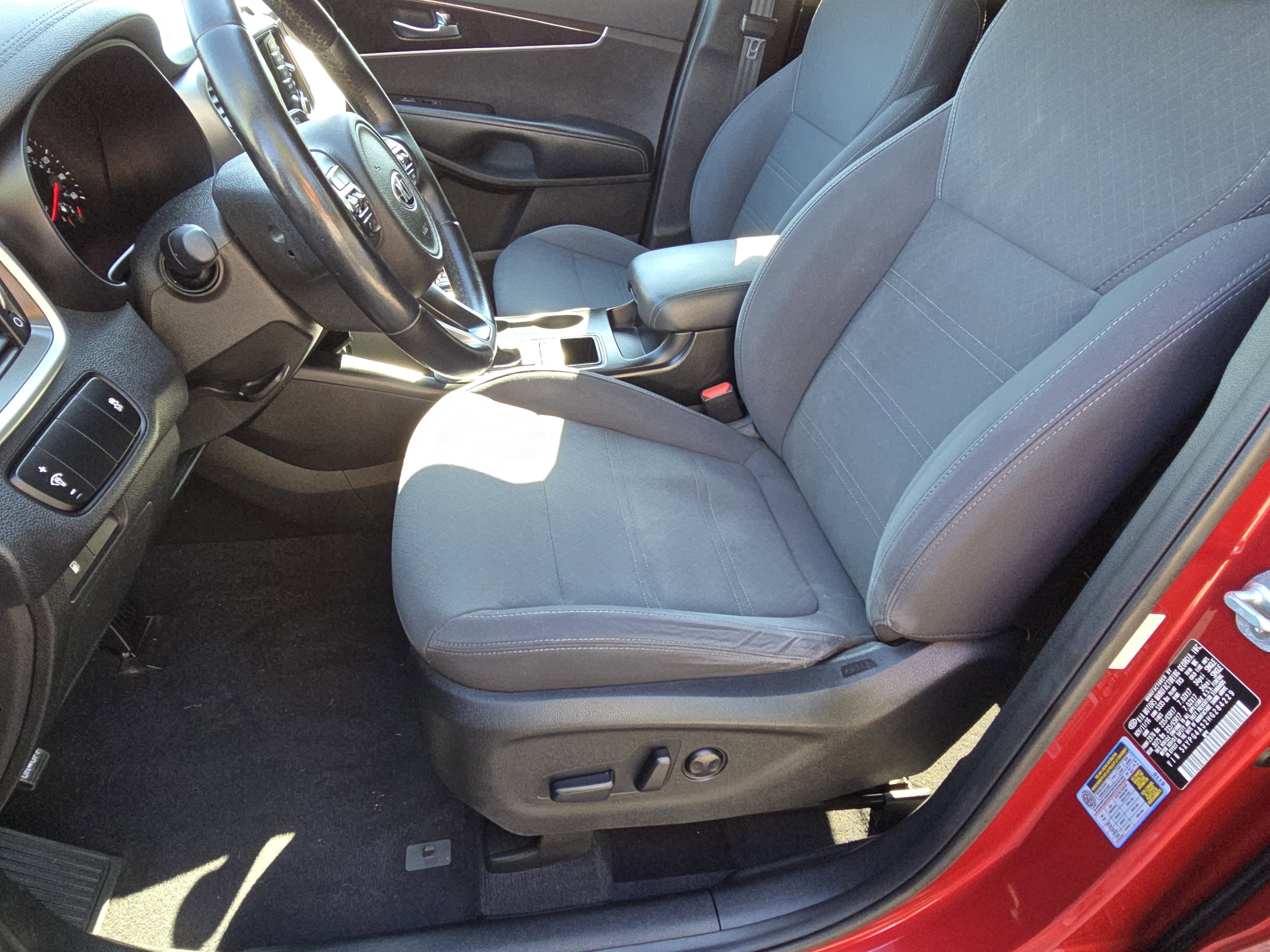 Used 2017 Kia Sorento LX w/ LX Convenience Package image 18