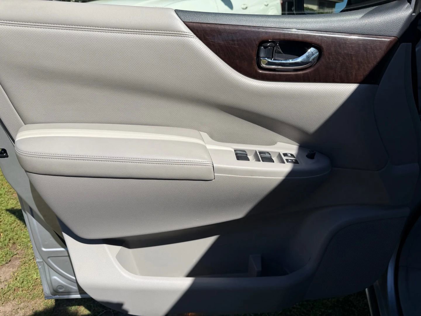 Used 2013 Nissan Quest S image 25