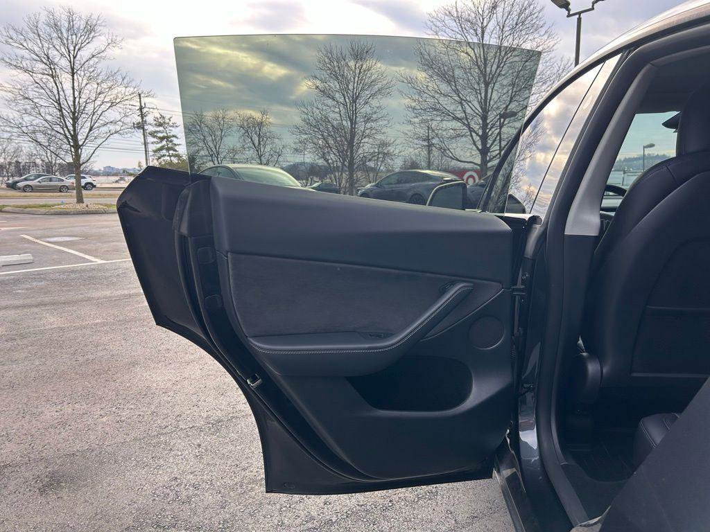 Used 2025 Tesla Model Y Long Range image 8