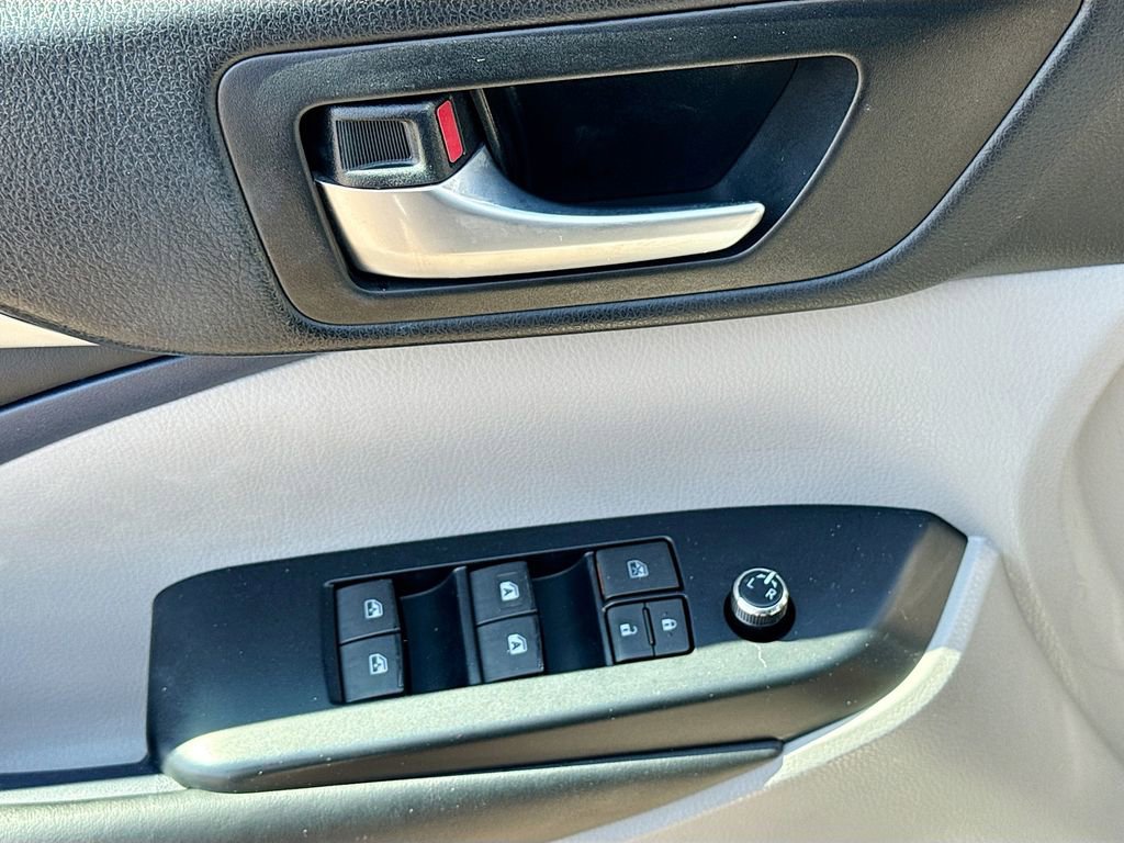 Used 2018 Toyota Highlander XLE AWD/4WD image 16