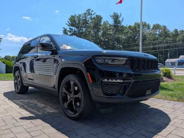 Used 2024 Jeep Grand Cherokee Limited w/ Black Appearance Package AWD/4WD image 4