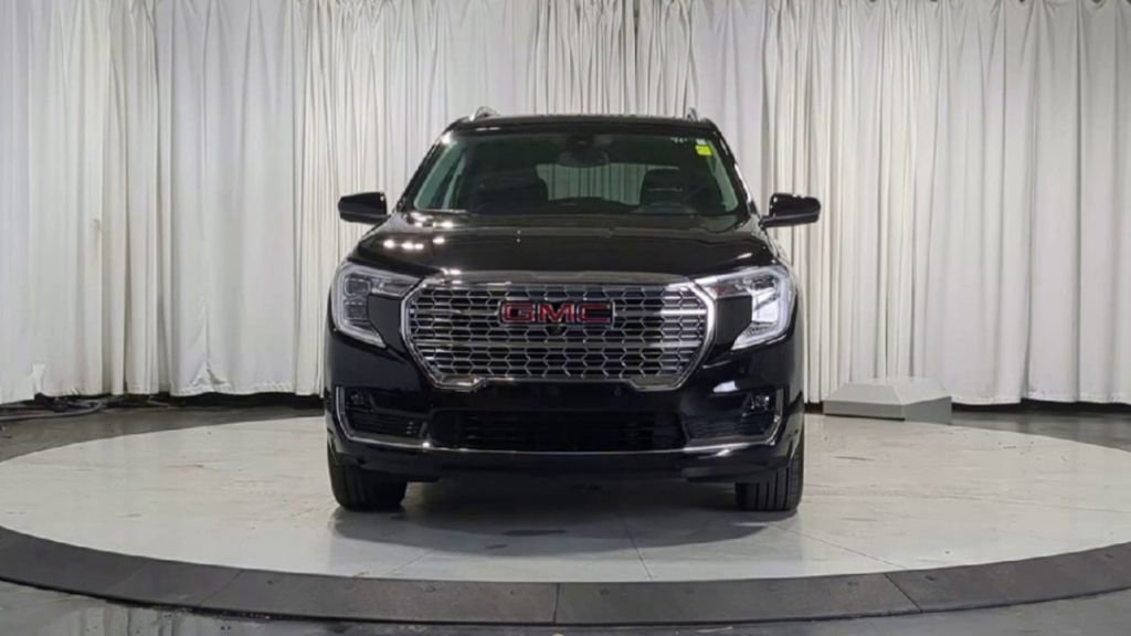 Used 2024 GMC Terrain Denali w/ Denali Premium Package AWD/4WD image 3