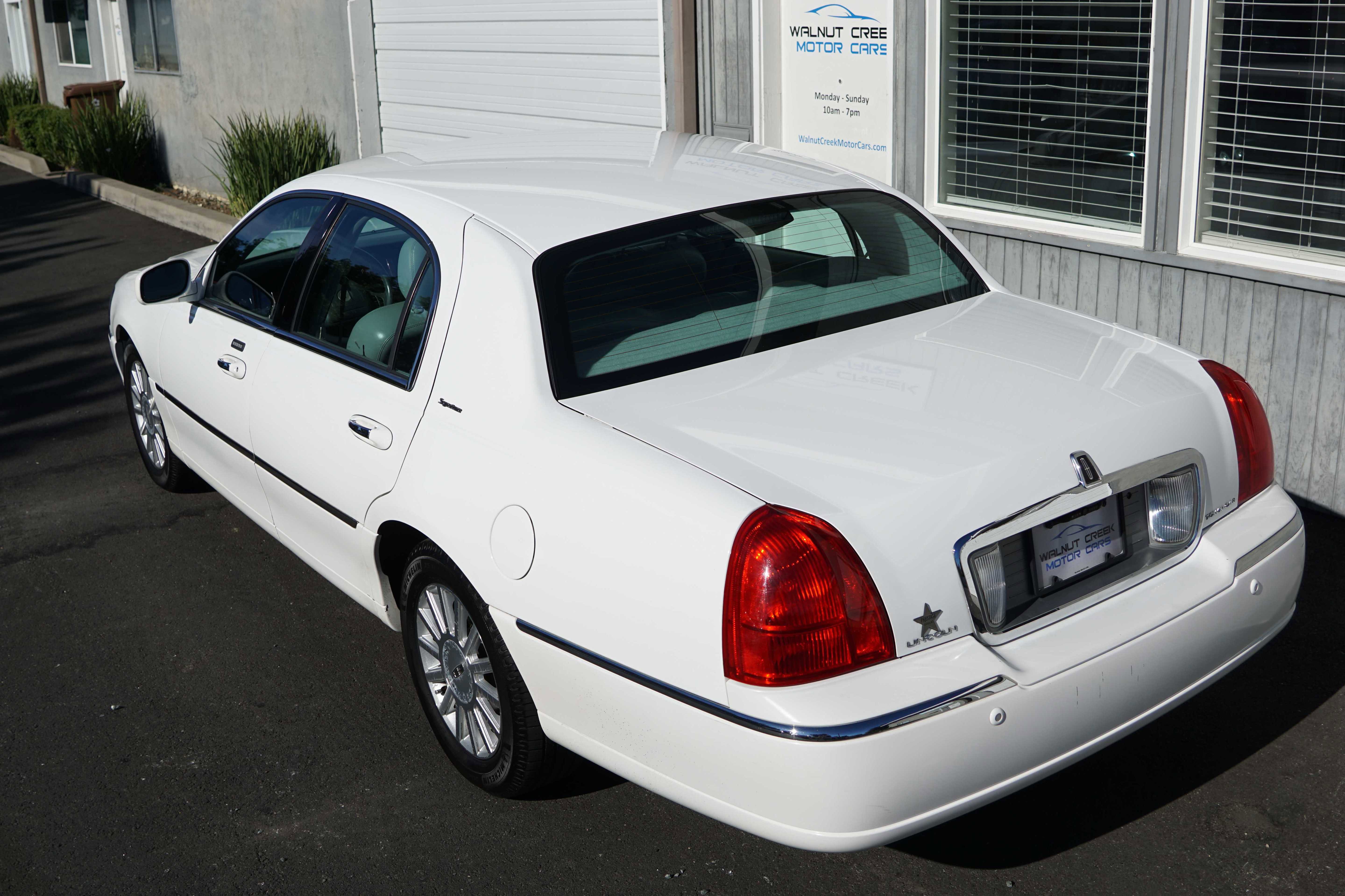 Used 2004 Lincoln Town Car Signature image 16
