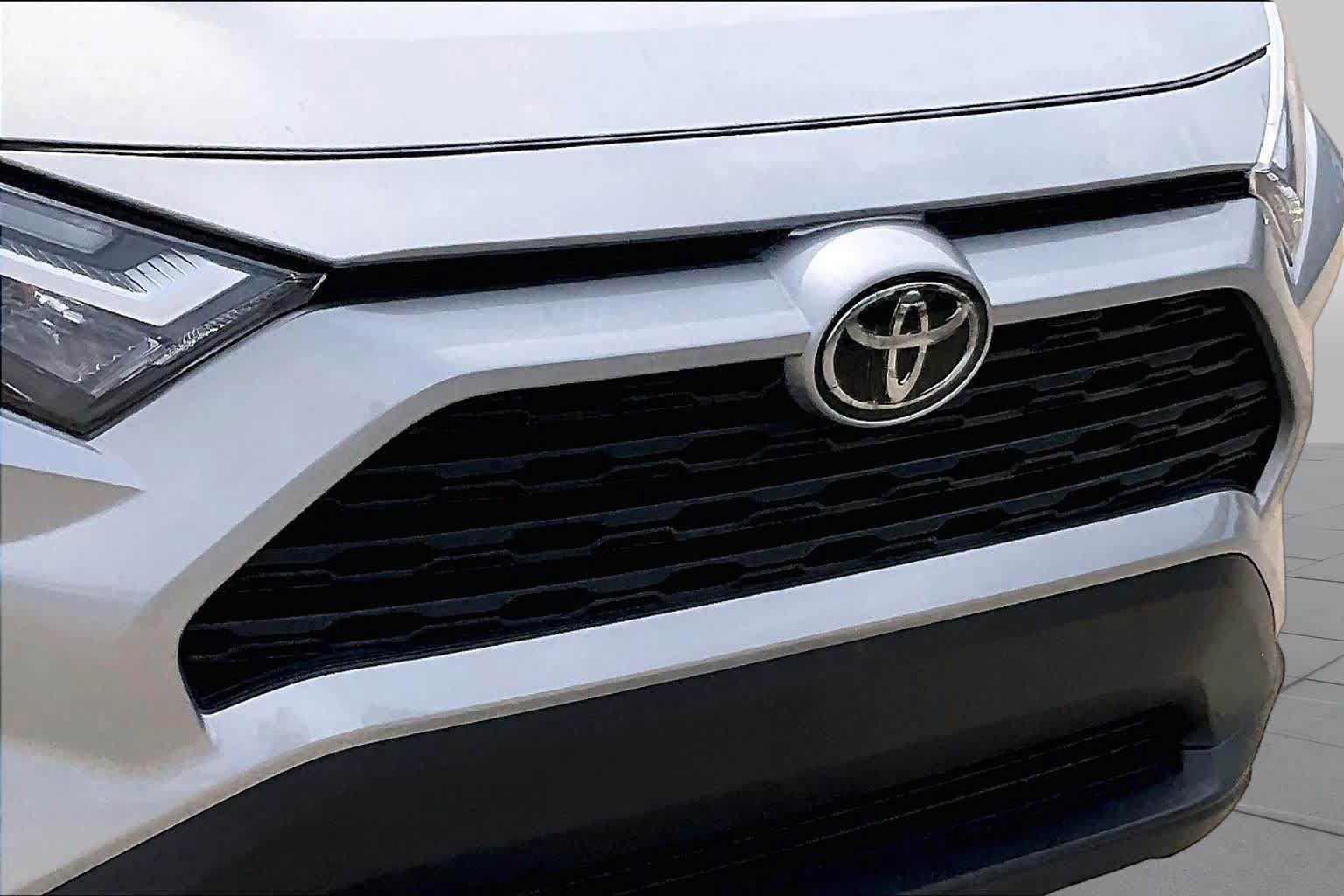 Used 2025 Toyota RAV4 XLE FWD image 57
