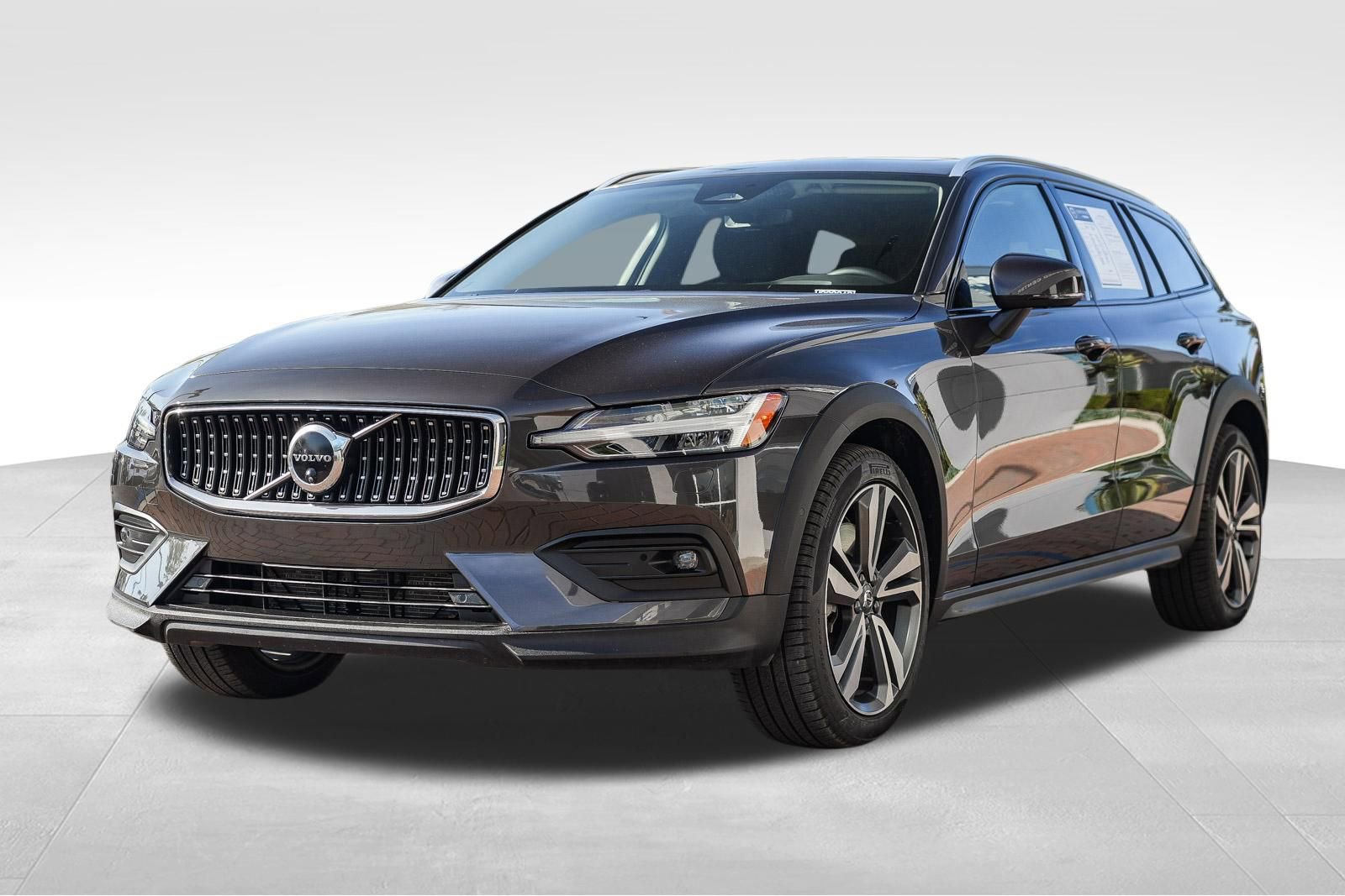 Used 2025 Volvo V60 B5 Cross Country Plus image 6