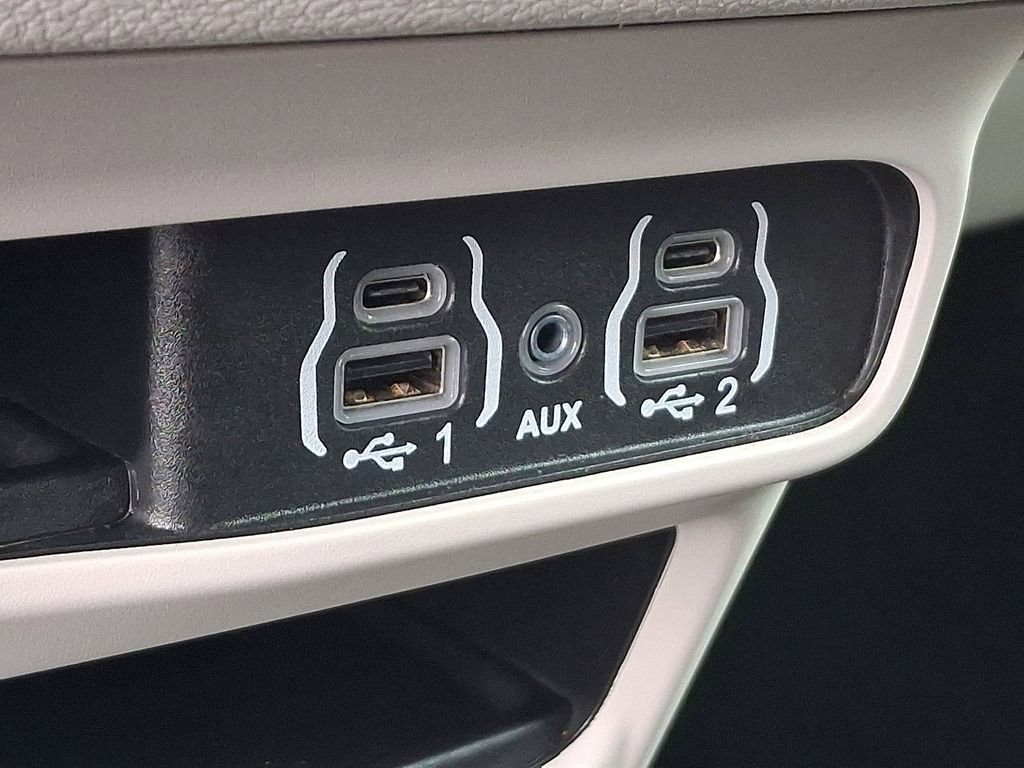 Used 2024 Chrysler Voyager LX image 26