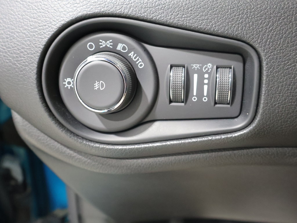 Used 2021 Jeep Renegade Latitude w/ Sun & Sound Group AWD/4WD image 34