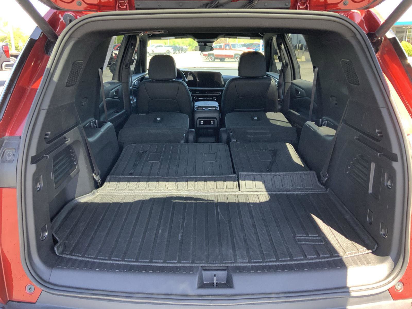 Used 2025 Chevrolet Traverse LT w/ Midnight/Sport Edition AWD/4WD image 13