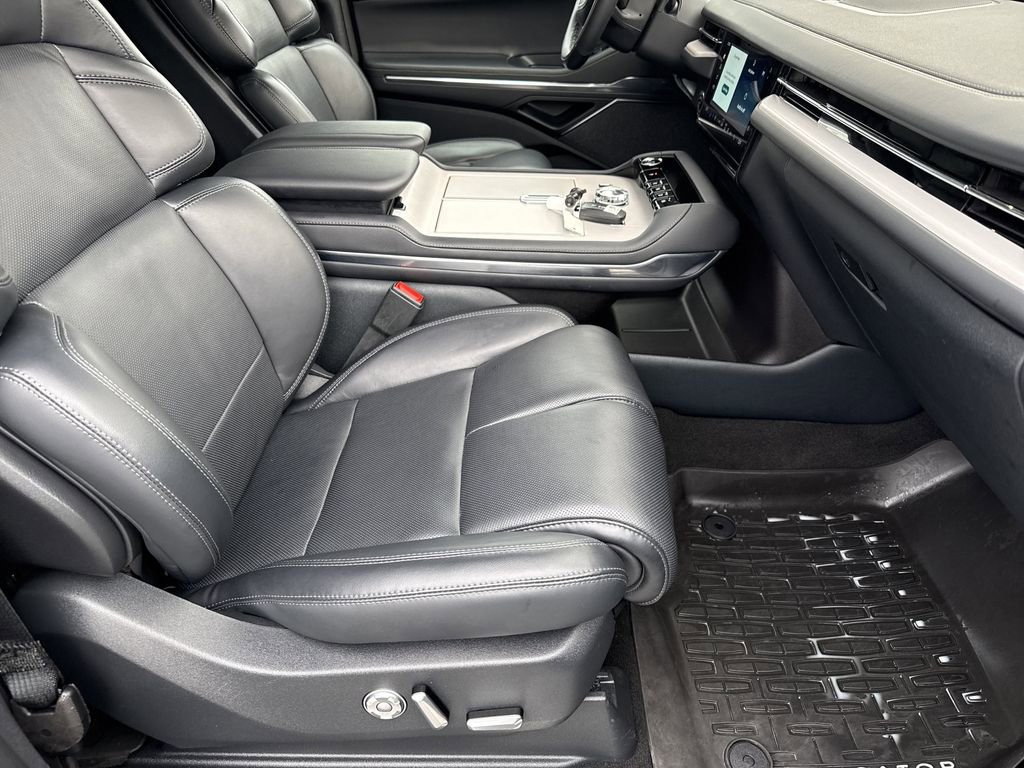 Used 2025 Lincoln Navigator Reserve w/ Jet Appearance Package image 13