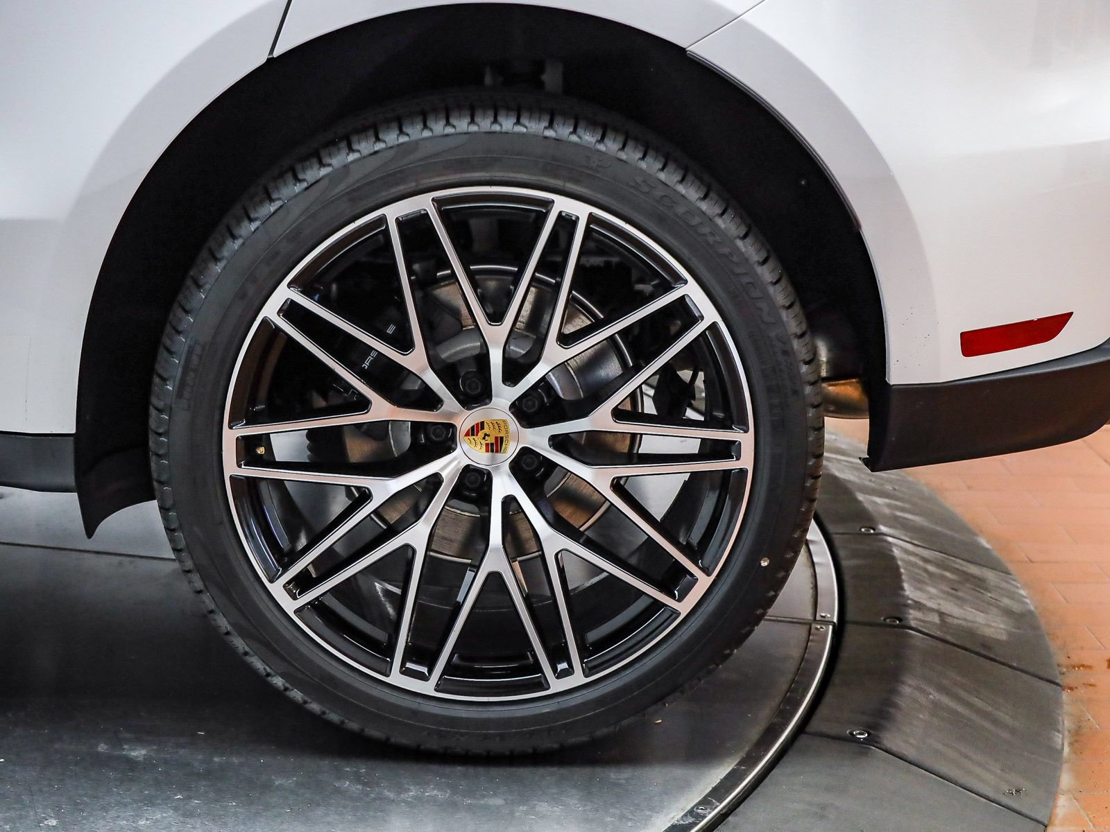 Certified 2026 Porsche Macan AWD/4WD image 9