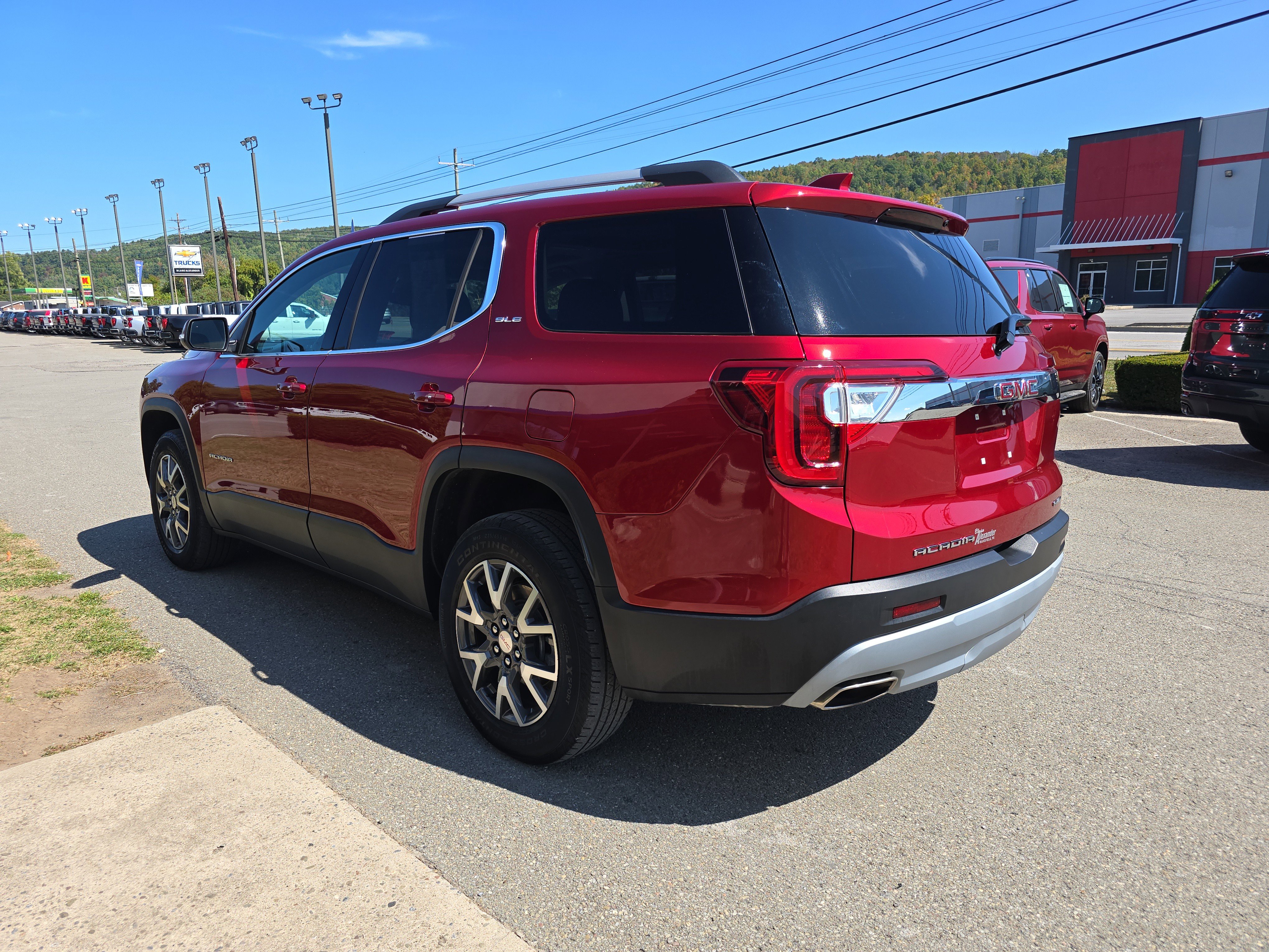 Used 2023 GMC Acadia SLE w/ Driver Convenience Package image 6