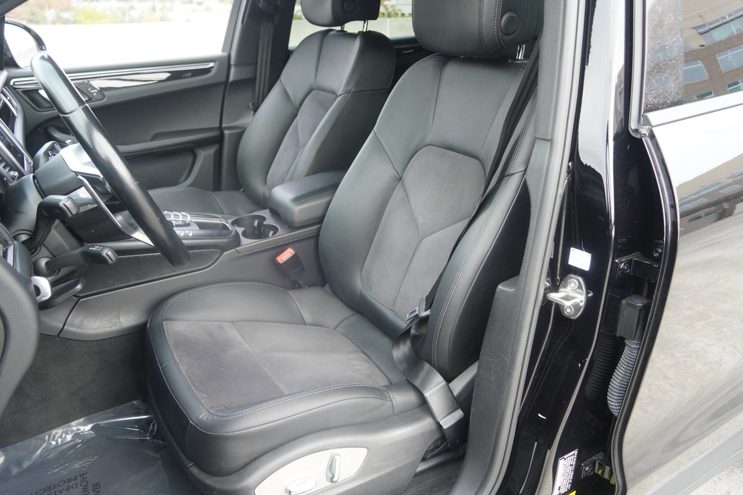 Used 2017 Porsche Macan image 25