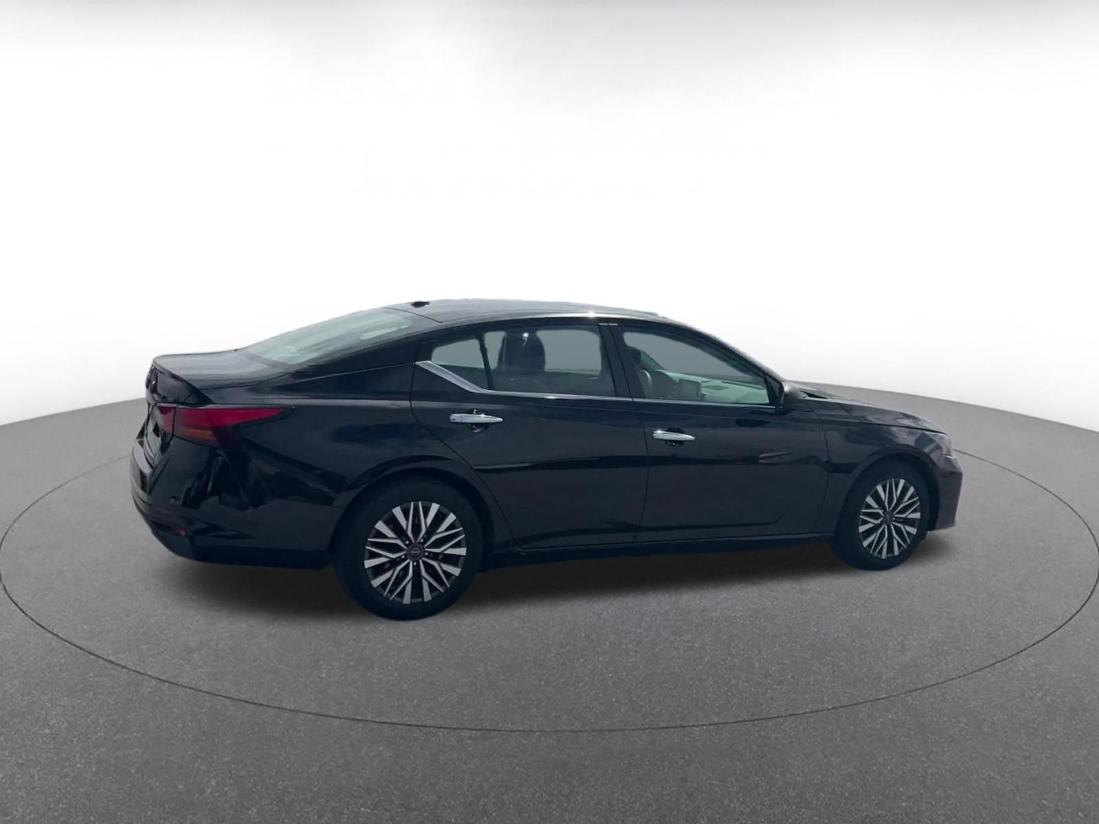 Used 2025 Nissan Altima 2.5 SV FWD image 14