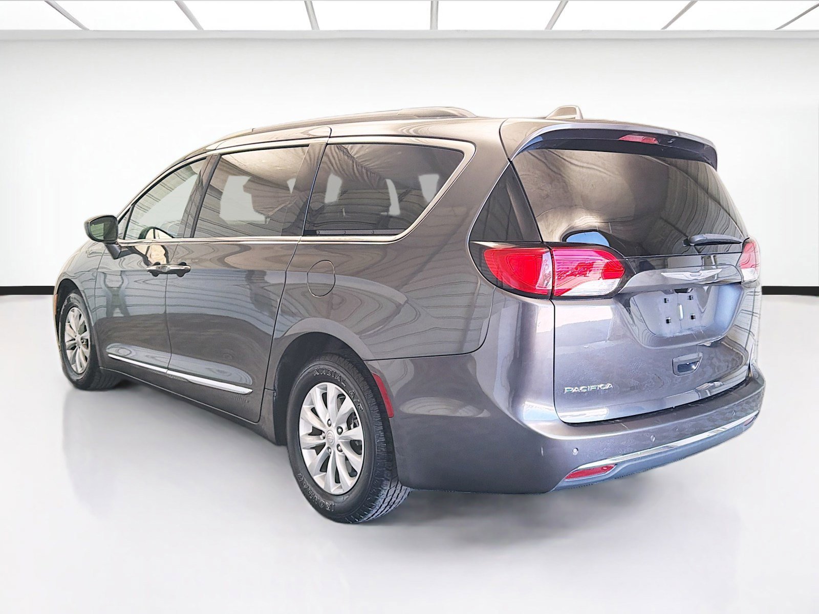 Used 2017 Chrysler Pacifica Touring-L FWD image 6