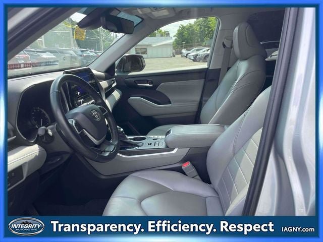 Used 2023 Toyota Highlander XLE AWD/4WD image 17