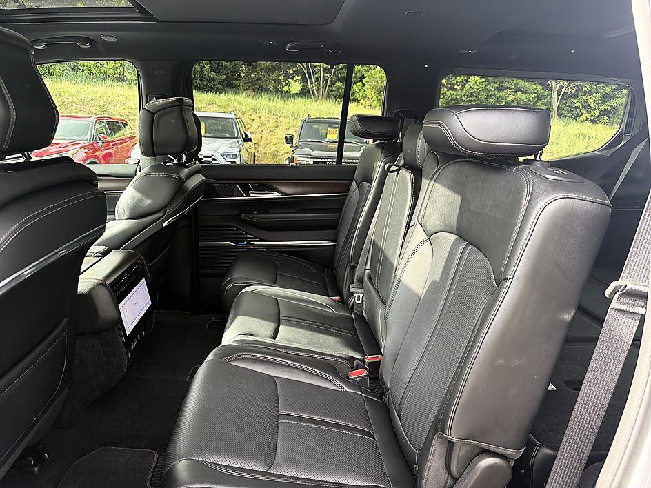 Used 2023 Jeep Grand Wagoneer 4WD w/ Flexible Seating Group image 12