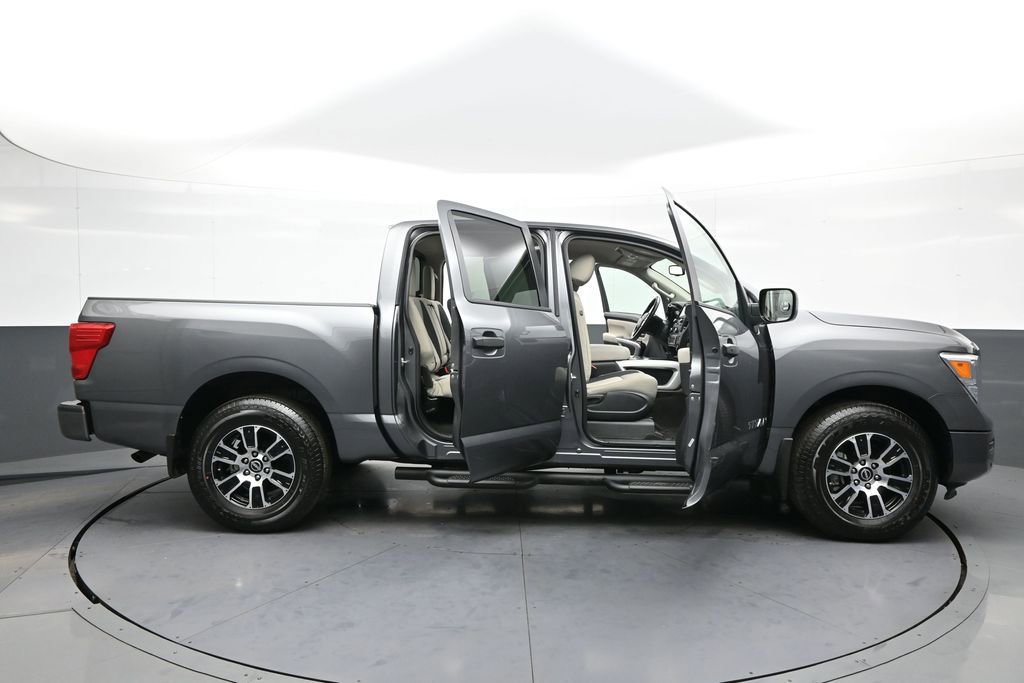 Used 2024 Nissan Titan SV w/ SV Convenience Package image 39