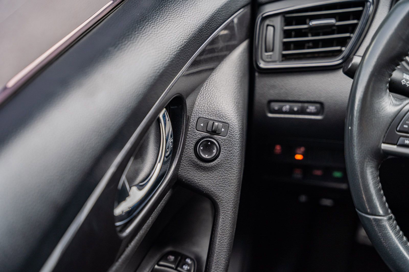 Used 2017 Nissan Rogue SV image 25