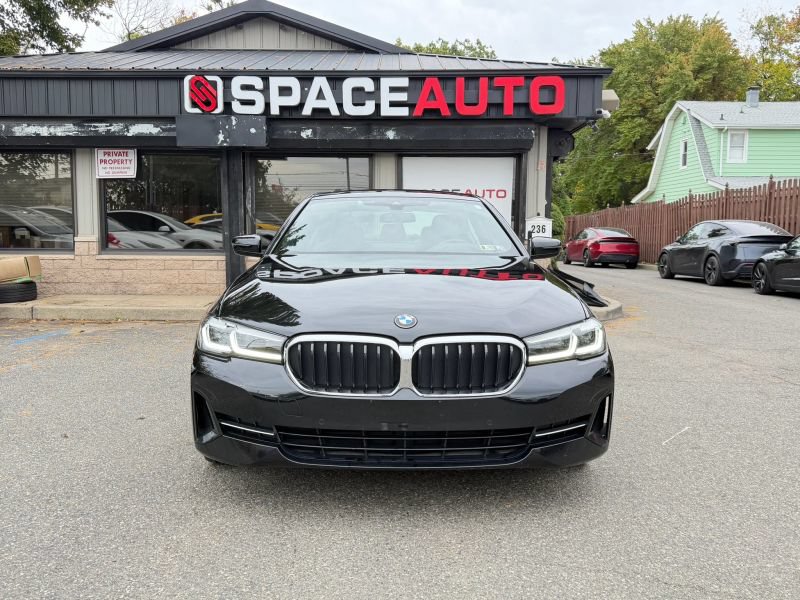 Used 2021 BMW 530i xDrive w/ Premium Package AWD/4WD image 2