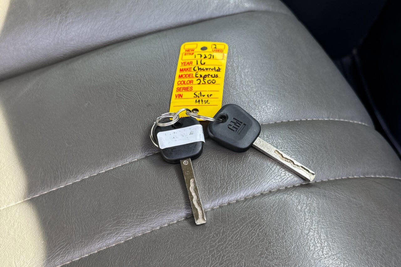 Used 2016 Chevrolet Express 3500 LS image 33