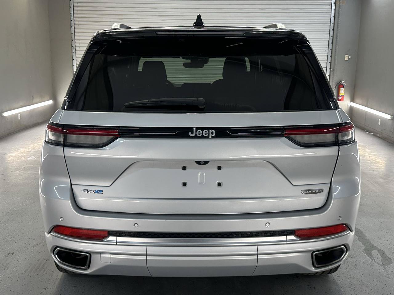 Used 2023 Jeep Grand Cherokee Summit AWD/4WD image 8