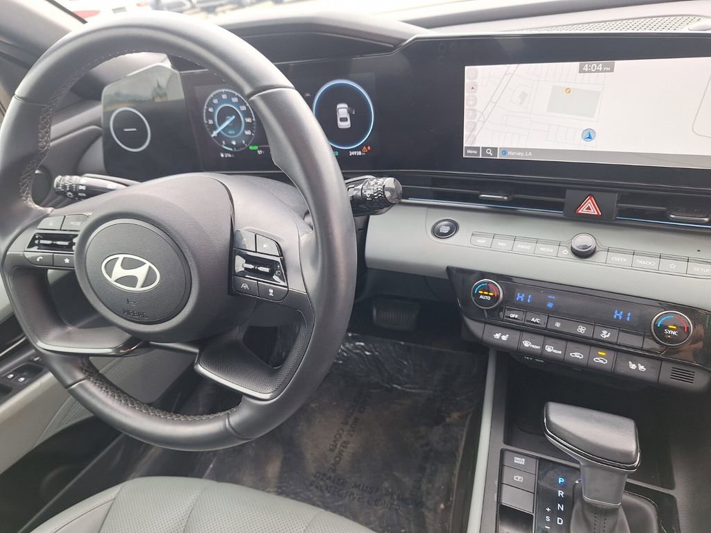 Used 2025 Hyundai Elantra Limited image 32